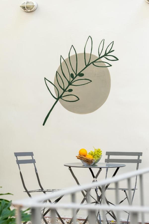 Central5 Boutique Apartments With Common Garden Next To Metro アテネ エクステリア 写真