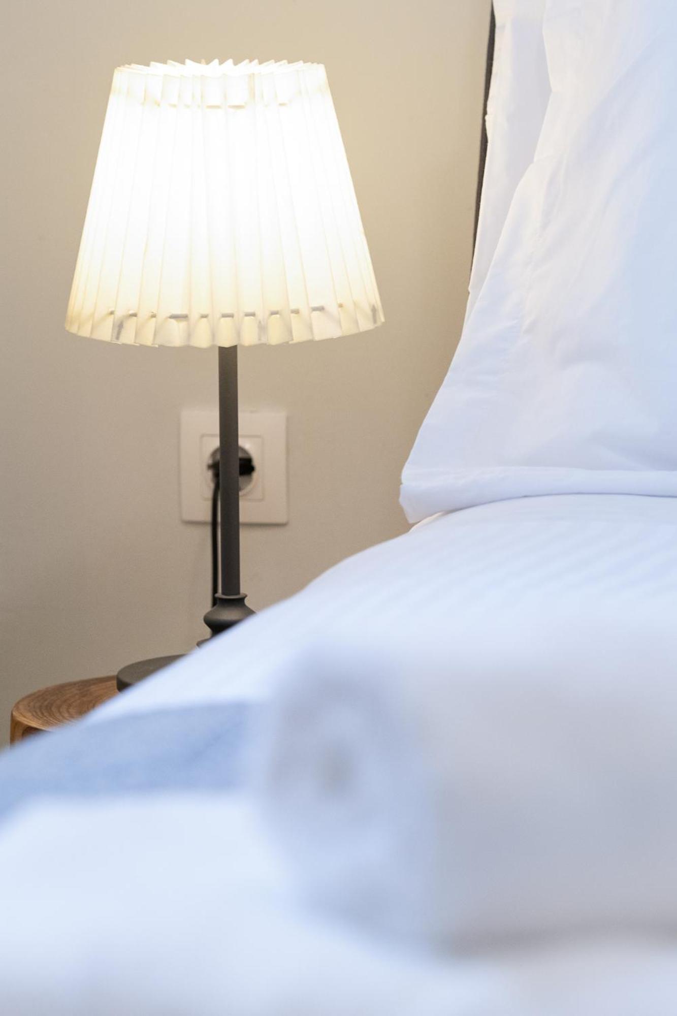Central5 Boutique Apartments With Common Garden Next To Metro アテネ エクステリア 写真